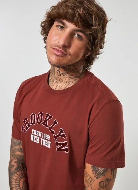 camiseta vermelha com escrito brooklyn camiseta vermelha com escrito brooklyn