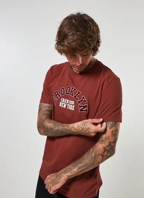 camiseta vermelha com escrito brooklyn camiseta vermelha com escrito brooklyn