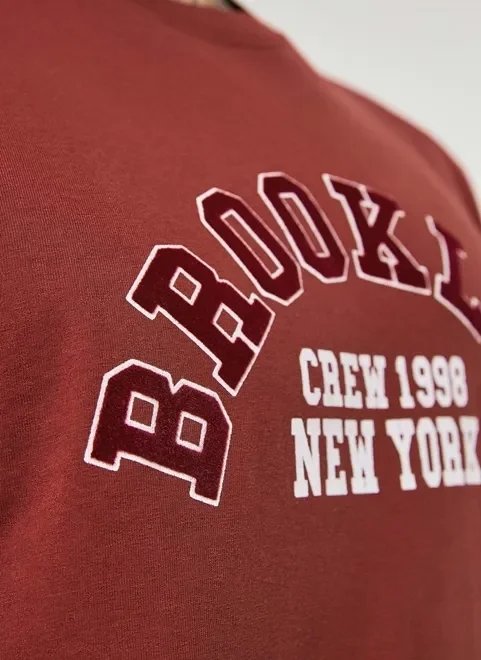 camiseta vermelha com escrito brooklyn camiseta vermelha com escrito brooklyn