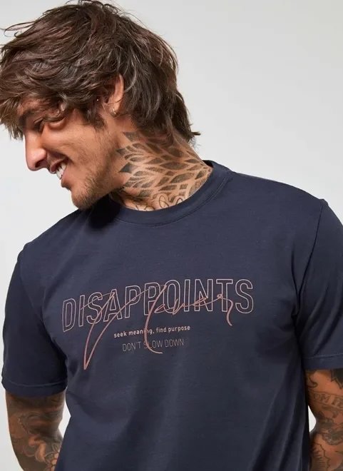 camiseta azul marinho com escrito camiseta azul marinho com escrito