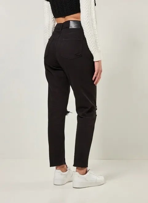 calça mom em sarja preta com rasgos calça mom em sarja preta com rasgos