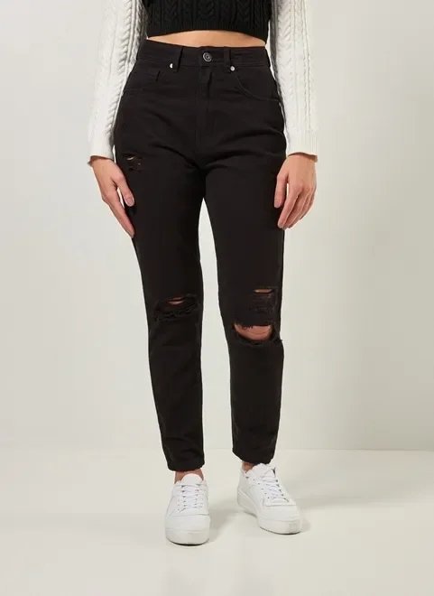 calça mom em sarja preta com rasgos calça mom em sarja preta com rasgos