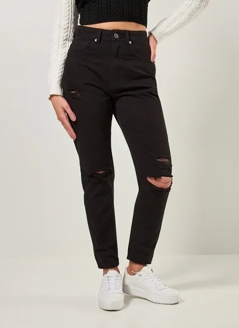 calça mom em sarja preta com rasgos calça mom em sarja preta com rasgos