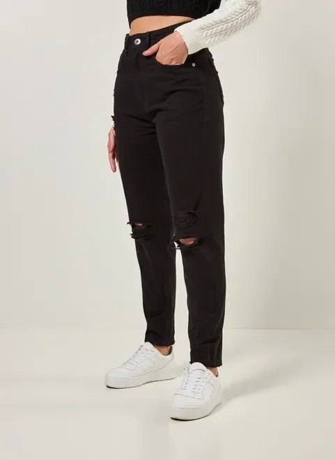 calça mom em sarja preta com rasgos calça mom em sarja preta com rasgos