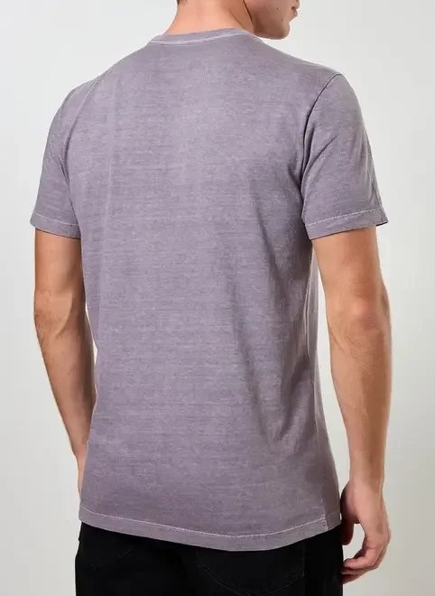 camiseta lilás estonada com escrito camiseta lilás estonada com escrito