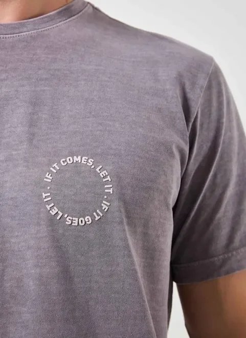 camiseta lilás estonada com escrito camiseta lilás estonada com escrito