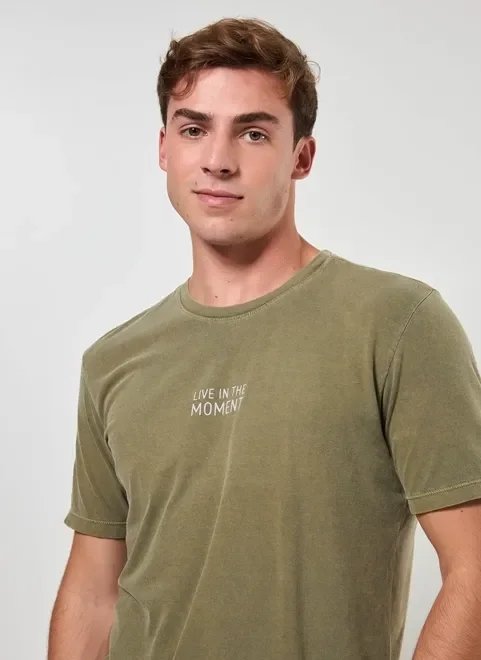 camiseta verde estonada com escrito camiseta verde estonada com escrito