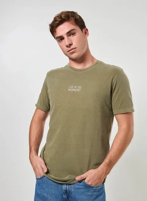 camiseta verde estonada com escrito camiseta verde estonada com escrito