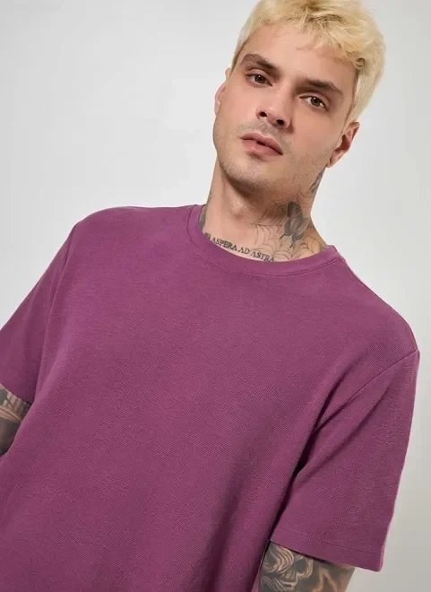 camiseta roxa estonada com textura camiseta roxa estonada com textura