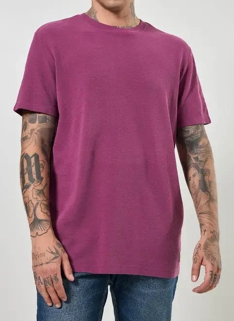 camiseta roxa estonada com textura camiseta roxa estonada com textura