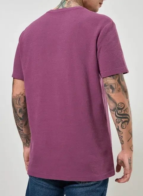 camiseta roxa estonada com textura camiseta roxa estonada com textura