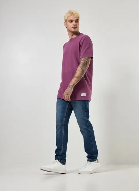 camiseta roxa estonada com textura camiseta roxa estonada com textura