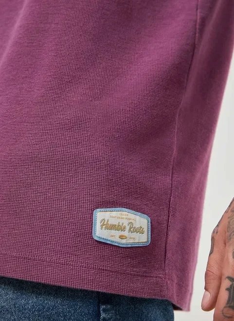 camiseta roxa estonada com textura camiseta roxa estonada com textura