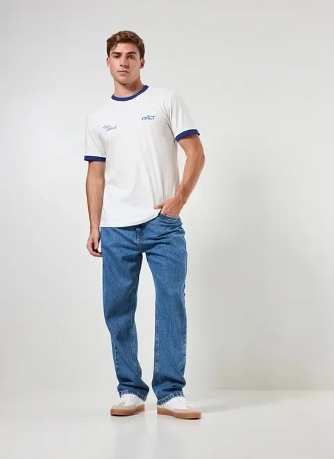 camiseta off-white gola em retilínea camiseta off-white gola em retilínea