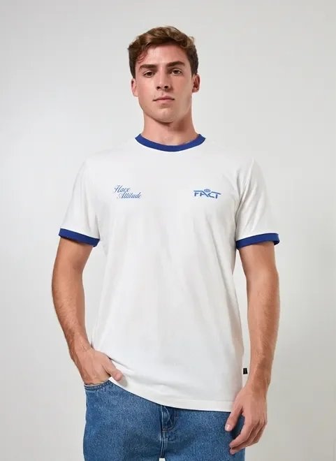 camiseta off-white gola em retilínea camiseta off-white gola em retilínea