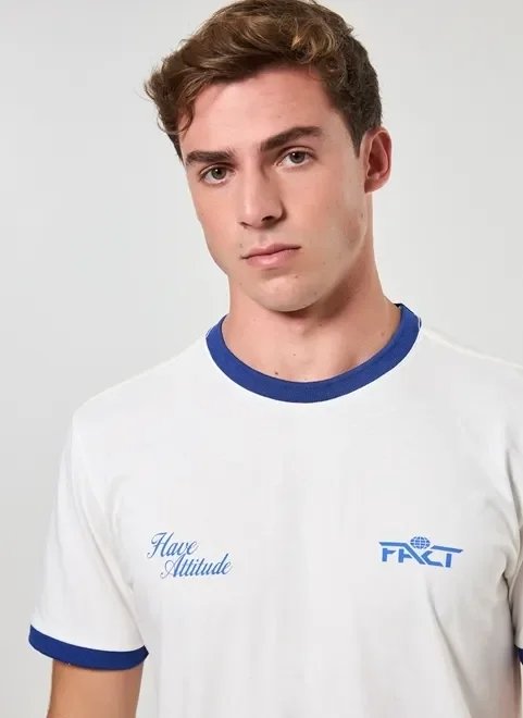 camiseta off-white gola em retilínea camiseta off-white gola em retilínea