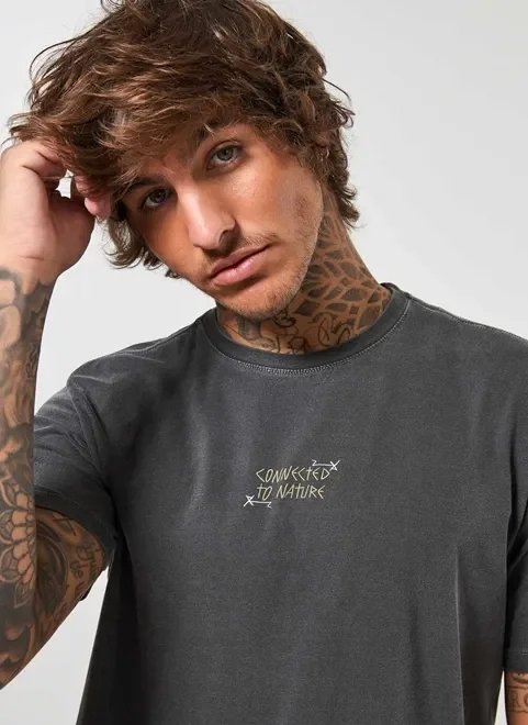 camiseta preta estonada frase pequena camiseta preta estonada frase pequena