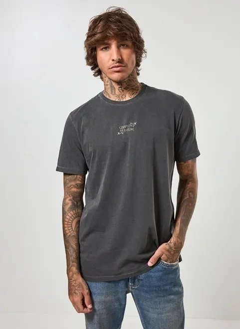 camiseta preta estonada frase pequena camiseta preta estonada frase pequena