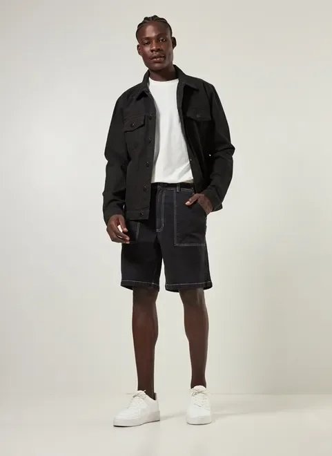 bermuda em sarja preta com costuras bermuda em sarja preta com costuras