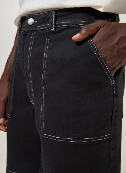 bermuda em sarja preta com costuras bermuda em sarja preta com costuras