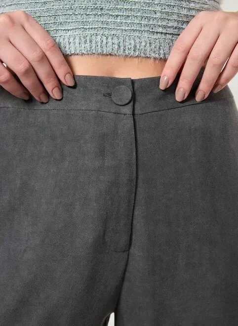 calça pantalona em tecido preto estonado calça pantalona em tecido preto estonado