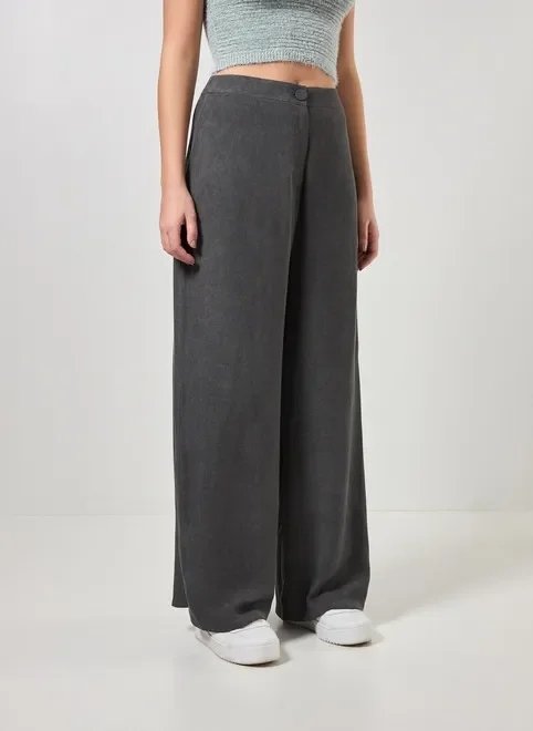 calça pantalona em tecido preto estonado calça pantalona em tecido preto estonado