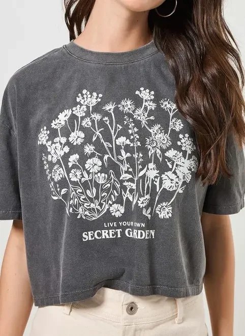 camiseta cropped estonada flores brancas camiseta cropped estonada flores brancas