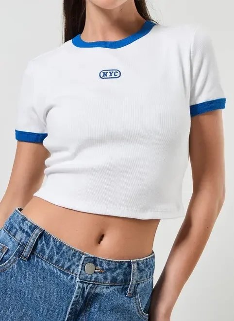 blusa mini tee branca com bordado azul blusa mini tee branca com bordado azul