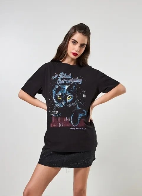 camiseta oversized preta com gato camiseta oversized preta com gato