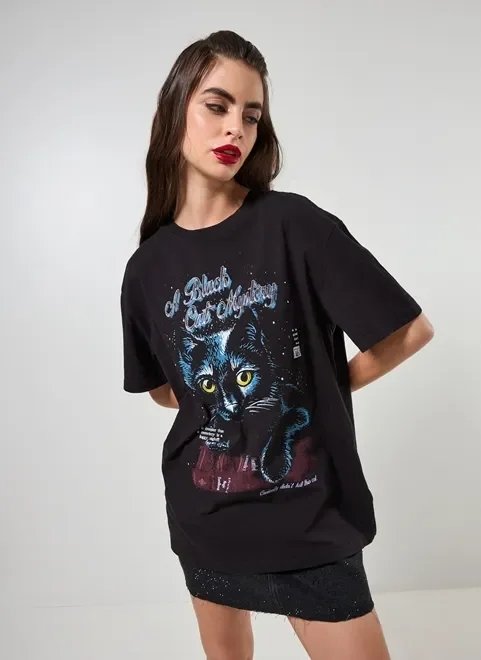 camiseta oversized preta com gato camiseta oversized preta com gato