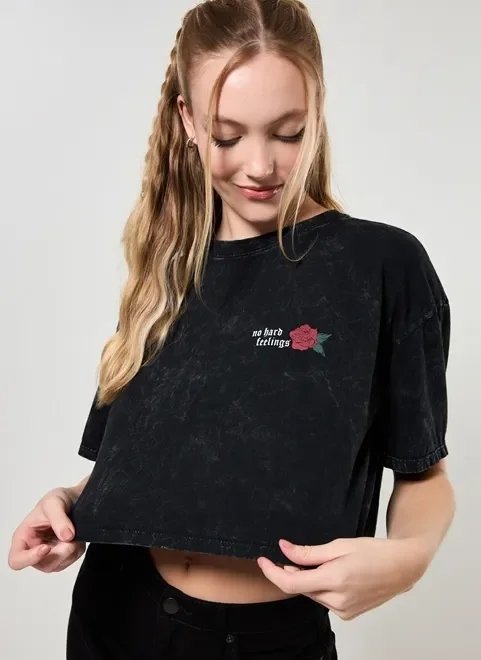 camiseta cropped marmorizada com flor camiseta cropped marmorizada com flor