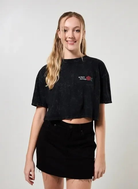 camiseta cropped marmorizada com flor camiseta cropped marmorizada com flor