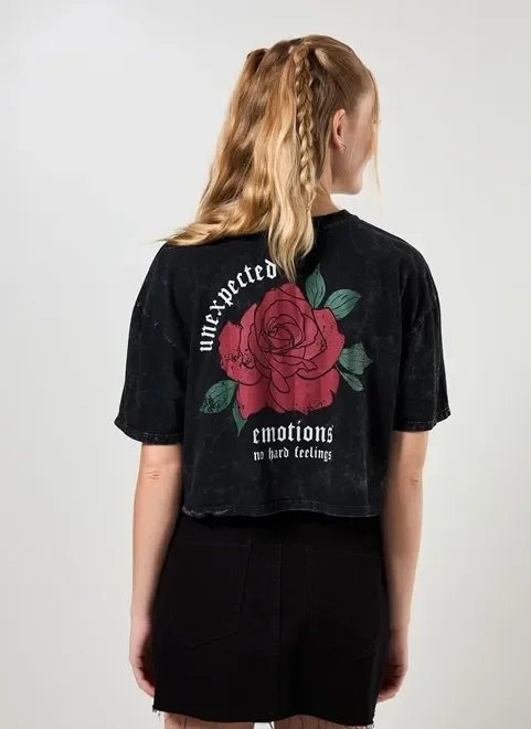 camiseta cropped marmorizada com flor camiseta cropped marmorizada com flor