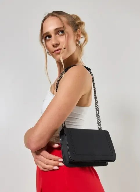 bolsa preta poliuretano com correntes bolsa preta poliuretano com correntes