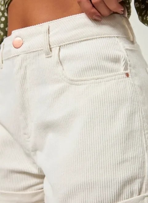 short mom em sarja veludo cotelê short mom em sarja veludo cotelê