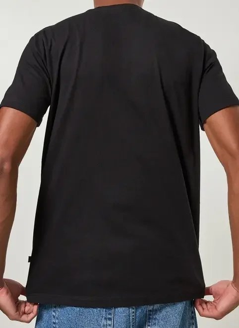 camiseta preta com estampa em linhas camiseta preta com estampa em linhas