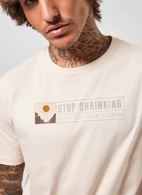camiseta areia com escrito e pôr do sol camiseta areia com escrito e pôr do sol