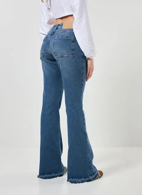 calça jeans flare com bolsos calça jeans flare com bolsos