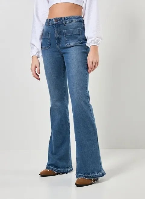 calça jeans flare com bolsos calça jeans flare com bolsos