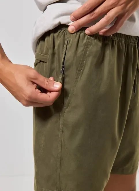 bermuda em tecido estonado bermuda em tecido estonado