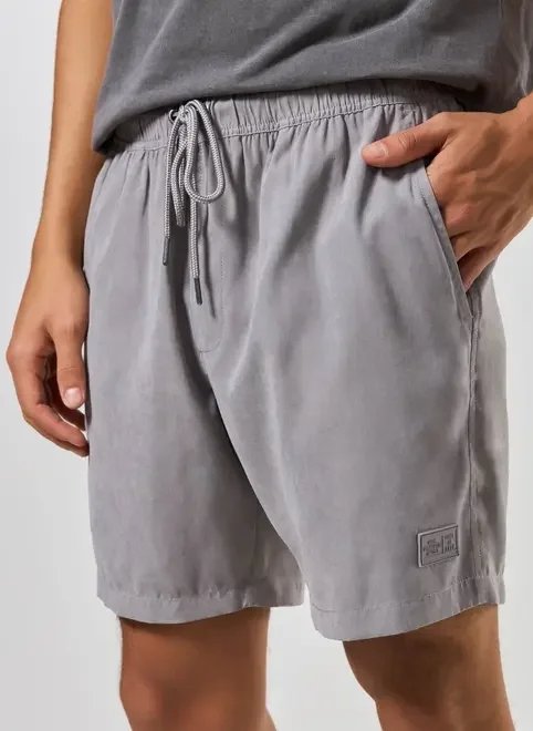 bermuda em tecido estonado bermuda em tecido estonado