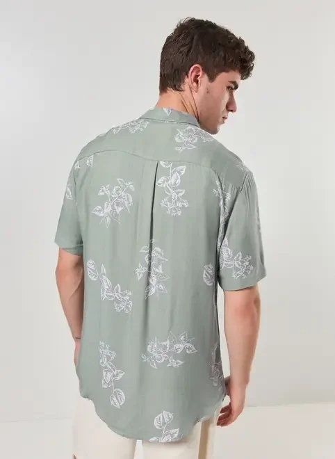 camisa manga curta estampa folhas camisa manga curta estampa folhas