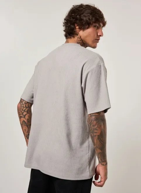 camiseta box em malha cinza texturizada camiseta box em malha cinza texturizada