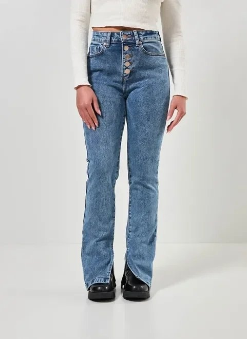 calça jeans slim com recorte na barra calça jeans slim com recorte na barra