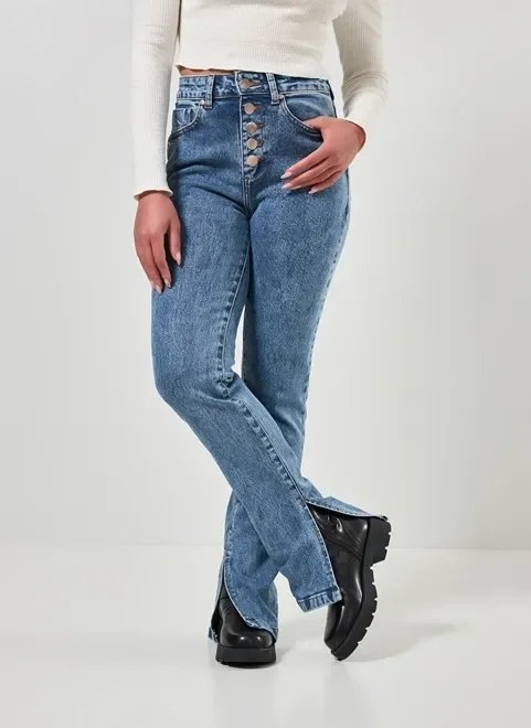 calça jeans slim com recorte na barra calça jeans slim com recorte na barra