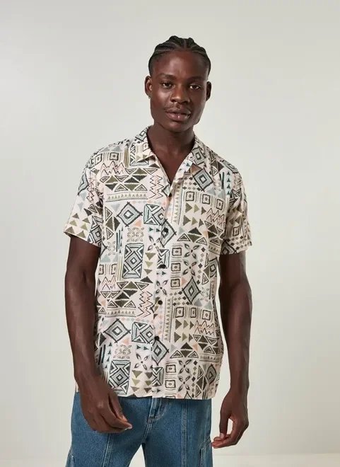camisa manga curta estampada folk camisa manga curta estampada folk