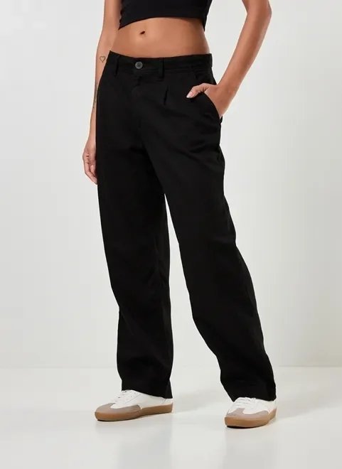 calça chino em sarja preta cintura baixa calça chino em sarja preta cintura baixa