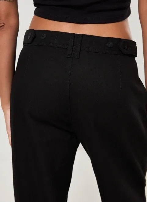 calça chino em sarja preta cintura baixa calça chino em sarja preta cintura baixa