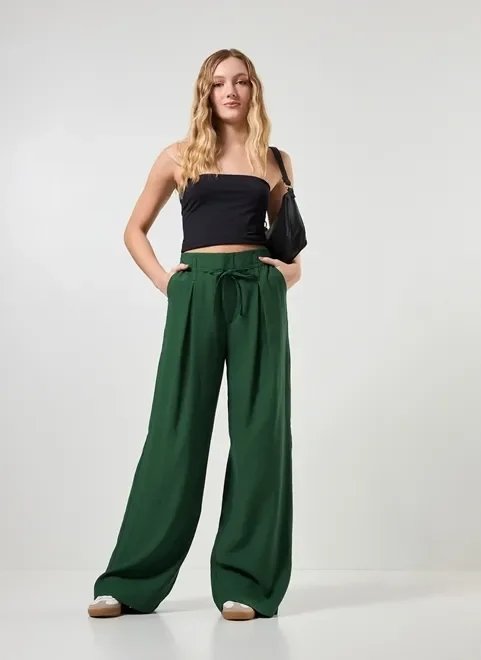 calça verde com pregas e amarração calça verde com pregas e amarração
