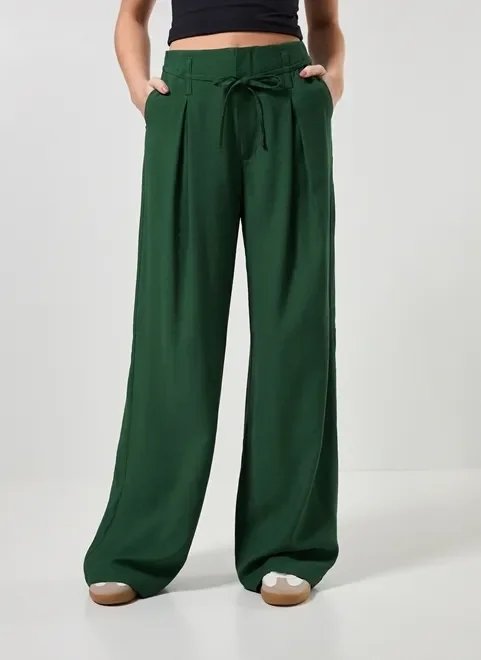 calça verde com pregas e amarração calça verde com pregas e amarração